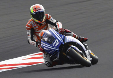 Crossover Spectaculaire : Quand un Champion MotoGP Rencontre un Futur Champion de F1