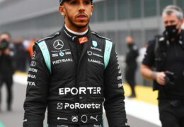 Lewis Hamilton s’emporte contre la FIA : “Nous forcer à porter ces gilets est ridicule”