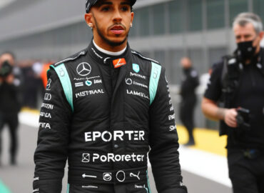 Lewis Hamilton s’emporte contre la FIA : “Nous forcer à porter ces gilets est ridicule”