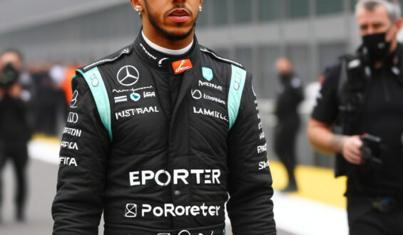 Lewis Hamilton s’emporte contre la FIA : “Nous forcer à porter ces gilets est ridicule”