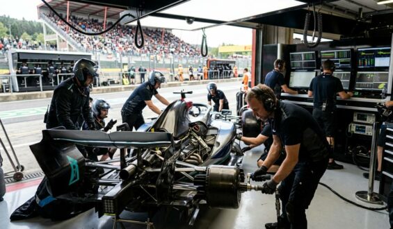 Sport automobile : le grand virage technologique et financier
